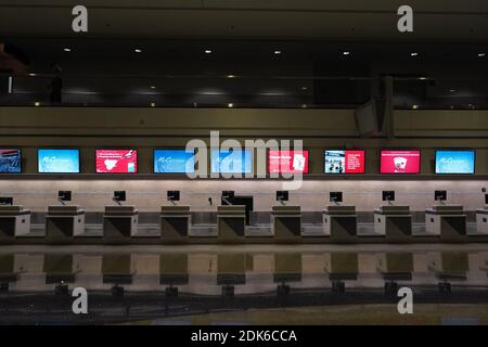 Leere Ticketschalter am McCarran International Airport (LAS) inmitten der globalen Coronavirus COVID-19 Pandemie, Sonntag, 13. Dezember 2020, in Las Vegas. Stockfoto