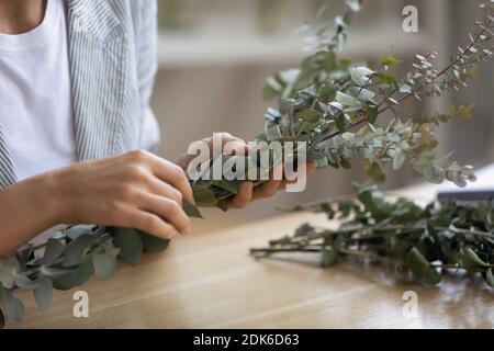 Junge Frau professionelle Floristen Hände sammeln zart schönen Strauß Stockfoto