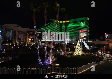 Ein Weihnachtsbaum und Weihnachtsdekoration im Tropicana Hotel mit dem MGM Grand Hotel & Casino als Kulisse, Sonntag, 13. Dezember 2020, in Las Vegas. Stockfoto