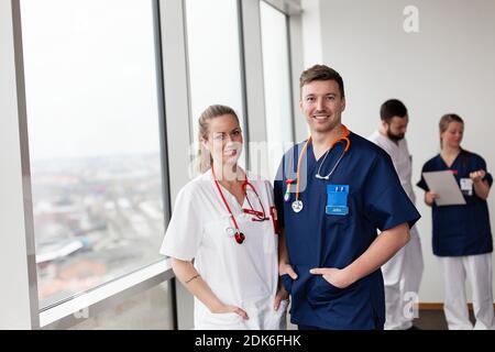 Junge ärzte suchen an Kamera Stockfoto