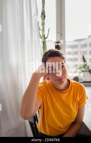Frau auf der Suche nach Stockfoto