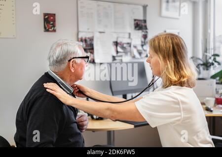 Arzt Untersuchung ältere Patienten Stockfoto