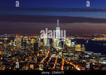 Atemberaubende Panorama- und Luftaussicht auf Manhattan, New York City bei Nacht. Wunderschöne, Beleuchtete, Futuristische Gebäude. Freedom Tower, Lady Liberty Stockfoto