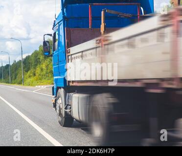 LKW fährt auf der Autobahn aus nächster Nähe Stockfoto