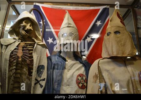 KLU Klux Klan-Outfits im Littledean Jail, Littledean, in der Nähe von Cinderford, Forest of Dean, Gloucestershire, Großbritannien Stockfoto