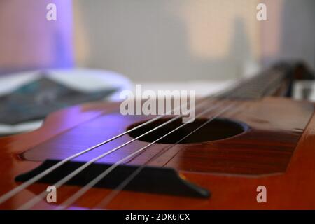 Akustische Gitarre wartet darauf gespielt zu werden, Nahaufnahme Stockfoto