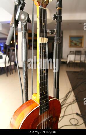 Akustische Gitarre wartet darauf gespielt zu werden, Nahaufnahme Stockfoto