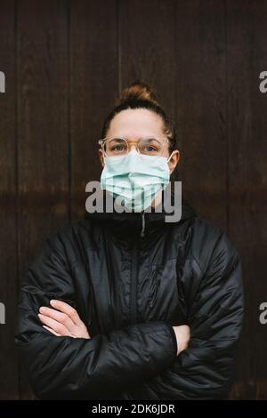 Portrait von Frau mit Mundschutz Stockfoto