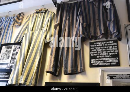 Gestreifter Schlafanzug aus den Konzentrationslagern der Nazis, ausgestellt im Littledean Gefängnis, Littledean, nahe Cinderford, Forest of Dean, Gloucestershire, Großbritannien Stockfoto