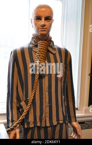 Gestreifter Schlafanzug aus den Konzentrationslagern der Nazis, ausgestellt im Littledean Gefängnis, Littledean, nahe Cinderford, Forest of Dean, Gloucestershire, Großbritannien Stockfoto