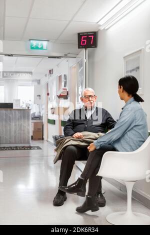 Patienten, die im Wartezimmer der Operation sitzen Stockfoto