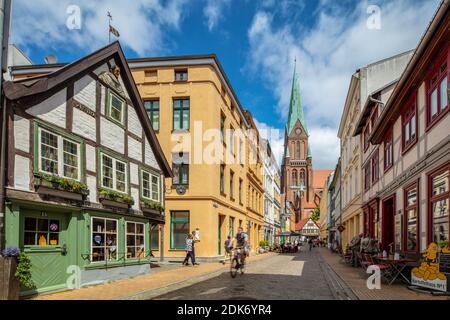 Deutschland, Mecklenburg-Vorpommern, Landeshauptstadt Schwerin, Altstadt. Buschstraße mit Blick auf den Dom Stockfoto