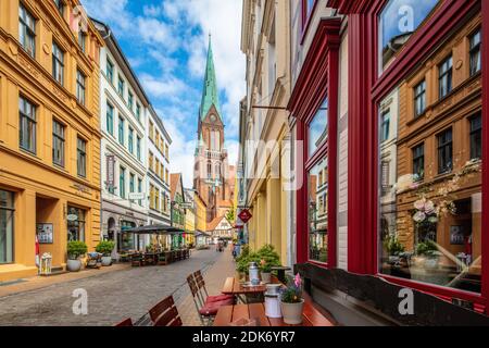 Deutschland, Mecklenburg-Vorpommern, Landeshauptstadt Schwerin, Altstadt. Buschstraße mit Blick auf den Dom Stockfoto