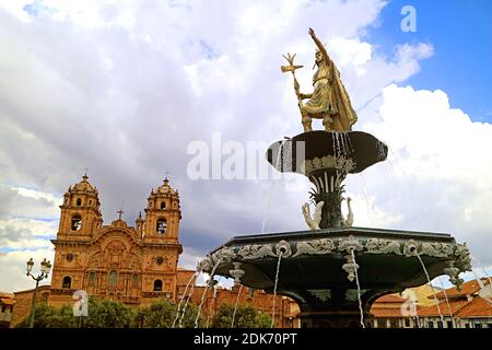 Statue von Pachacuti Inca Yupanqui, dem berühmten Kaiser des Inka-Reiches auf dem Brunnen der Plaza de Armas, Cusco, Peru Stockfoto