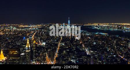 Atemberaubende Panorama- und Luftaussicht auf Manhattan, New York City bei Nacht. Wunderschöne, Beleuchtete, Futuristische Gebäude. Freedom Tower, Lady Liberty Stockfoto