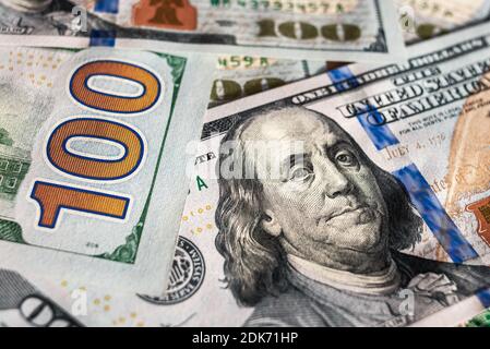 Offizielle Währung der USA. Dollar, Abkürzung USD. Amerikanisches Geld. Set von hundert Dollar Scheine aus der Nähe. Stockfoto