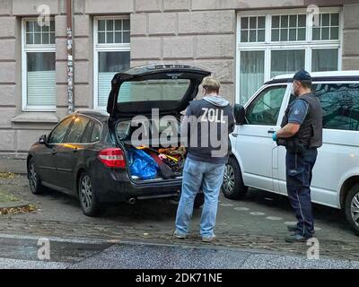 Hamburg, Deutschland. Dezember 2020. Bei einem Überfall im Hamburger Stadtteil Wilhelmsburg stehen Zollbeamte vor einem Fahrzeug mit offenem Kofferraum. Das Zolluntersuchungsamt und das Landeskriminalamt Hamburg suchen seit den frühen Morgenstunden mehrere Wohnungen in Hamburg, Schleswig-Holstein, Niedersachsen und Bremen. Die Maßnahmen beziehen sich auf die organisierte Kriminalität. Kredit: Sebastian Peters/Blaulicht-News.de/dpa/Alamy Live Nachrichten Stockfoto