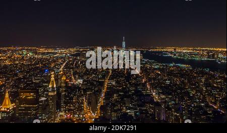 Atemberaubende Panorama- und Luftaussicht auf Manhattan, New York City bei Nacht. Wunderschöne, Beleuchtete, Futuristische Gebäude. Freedom Tower, Lady Liberty Stockfoto