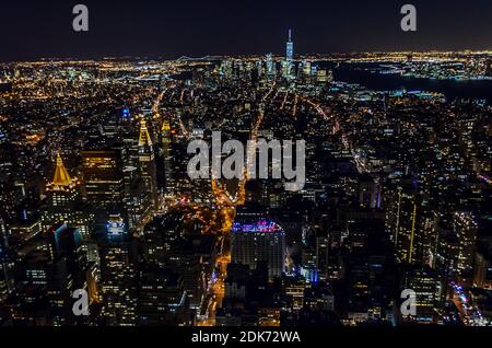 Atemberaubende Panorama- und Luftaussicht auf Manhattan, New York City bei Nacht. Wunderschöne, Beleuchtete, Futuristische Gebäude. Freedom Tower, Lady Liberty Stockfoto