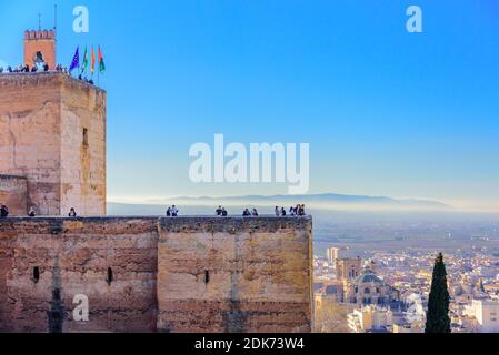 Granada, Spanien - 7. Januar 2020: Torre de la Vela – der Wachturm im Alhambra-Komplex. Besucher genießen den herrlichen Blick auf die Stadt von oben Stockfoto