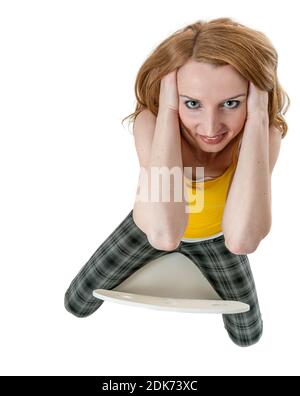 Weitwinkel extrem hohe volle Länge Ansicht einer jungen blonden Frau sitzen rastride einen Stuhl mit Händen links und rechts in ihrem Haar freundlich aussehen. Stockfoto