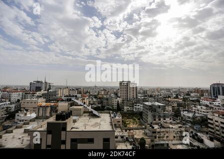 Gaza, Palästina. Dezember 2020. Ein Überblick über Gaza City mit Wolken am Himmel. Kredit: SOPA Images Limited/Alamy Live Nachrichten Stockfoto
