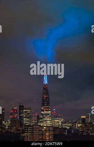 London, Großbritannien. Dezember 2020. Shard Lights. Auf der jährlichen Saisonausstellung des Shard werden die 20 obersten Stockwerke des höchsten Gebäudes Westeuropas mit einer Ausstellung beleuchtet, die speziell entwickelt wurde, um allen NHS-Mitarbeitern und Schlüsselarbeitern für ihre unermüdlichen Bemühungen während der COVID-19-Pandemie zu danken. Kredit: Guy Corbishley/Alamy Live Nachrichten Stockfoto