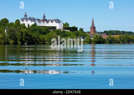 Schleswig-Holstein, Holsteinische Schweiz, Plön. Blick über den Grossen Plöner See auf das Plöner Schloss. Stockfoto