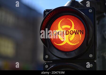 Das rote Semaphore-Licht mit Biohazard-Warnsymbol und TEXTSPERRE, Coronavirus-Containment-Konzept Stockfoto