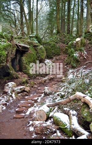 Hobbit Haus Tür in Puzzlewood im Winter, mit Schnee auf dem Boden. Coleford im Wald von Dean, Gloucestershire, England, Großbritannien Stockfoto