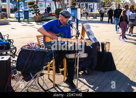 Dave Earl, ein berühmter Street Blues Musiker, tritt auf der eingangshalle von Pier 39 auf. Stockfoto