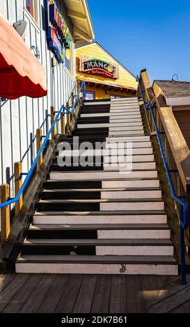 Pier 39’s Musical Stairs ist eine interaktive Kunstausstellung, die von dem Künstler Remo Saraceni, dem Schöpfer des Bodenklaviers in Tom Hanks Film Big, präsentiert wird. Stockfoto