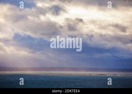 Am Abend zuvor, als ein Sturm traf, Bretagne im Winter am Cap Erquy. Sonnenuntergang Stockfoto