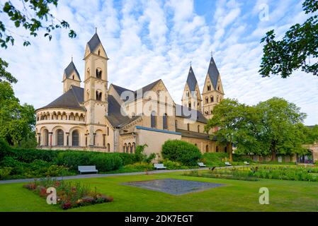 Südseite der St. Kastor Basilika mit dem Paradiesgarten, Koblenz, Rheinland-Pfalz, Deutschland Stockfoto