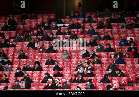 Datei-Foto vom 13-12-2020 von Arsenal-Fans beobachten ihre Seite in den Tribünen während des Premier League-Spiels im Emirates Stadium, London. Stockfoto