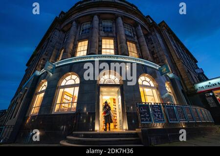 Außenansicht von Topping & Company Buchhändlern auf Leith Walk, Edinburgh, Schottland, Großbritannien Stockfoto