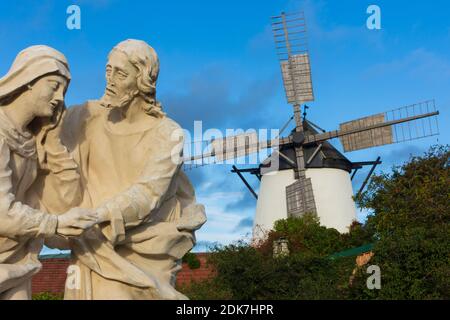 Retz, Statuen am Kalvarienberg, Windmühle im Weinviertel, Niederösterreich, Niederösterreich, Österreich Stockfoto