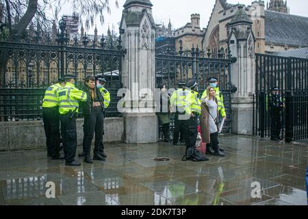 WESTMINSTER LONDON 14. Dezember 2020. Anti-vax-Demonstranten werden von der Polizei in Handschellen gelegt, nachdem sie während eines Anti-Lockdown-Protests in Westminster verhaftet wurden, als London in den nächsten Tagen in eine hohe Sicherheitswarnung mit härteren Restriktionen übergeht. Kredit: amer ghazzal/Alamy Live Nachrichten Stockfoto