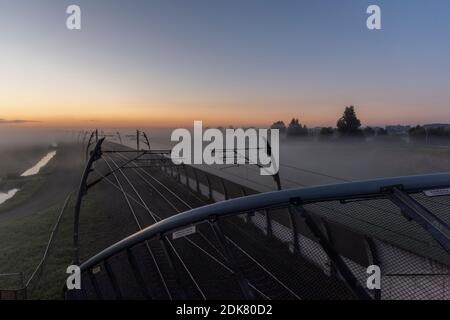 Ein Tag in Holland: Sonnenaufgang im Polder, Citywalk in Dordrecht. Stockfoto