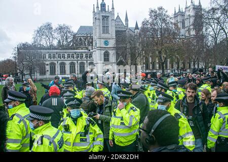 WESTMINSTER LONDON 14. Dezember 2020. Polizei und Anti-vax-Demonstranten stoßen während eines Anti-Lockdown-Protests in Westminster zusammen, während London in den nächsten Tagen in eine hohe Sicherheitswarnung mit härteren Resttriktionen übergeht. Kredit: amer ghazzal/Alamy Live Nachrichten Stockfoto