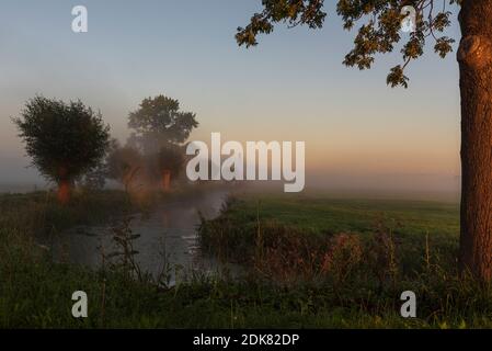 Ein Tag in Holland: Sonnenaufgang im Polder, Citywalk in Dordrecht. Stockfoto