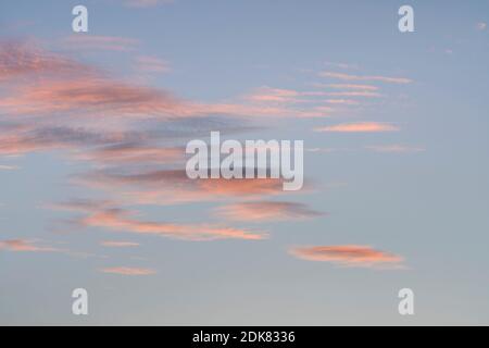 Wolke am Himmel bei Sonnenuntergang Textur Hintergrund. Abstrakte Blautöne, Gelb und Orange. Echte hochauflösende Fotografie Stockfoto