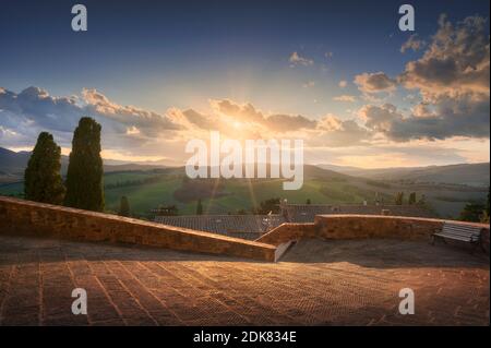 Montegemoli alten Dorfplatz und Panorama-Landschaft bei Sonnenuntergang. Pomarance, Provinz Pisa, Toskana, Italien, Europa. Stockfoto