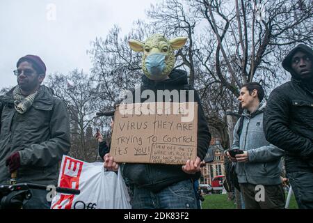 WESTMINSTER LONDON 14. Dezember 2020. Anti-Impfaktivisten protestieren gegen Coronavirus-Sperrbeschränkungen auf dem Parliament Square, organisiert von StandUpX. London wird ab Mittwoch auf „Tier 3“-Beschränkungen umgestellt, hohe Warnschwelle, nach einem Anstieg der Infektionen in vielen Bezirken, die Pubs, Bars, Cafés und Restaurants außer zum Mitnehmen schließen erfordern. Kredit: amer ghazzal/Alamy Live Nachrichten organisiert durch Stand X. Gutschrift: amer ghazzal/Alamy Live Nachrichten Stockfoto