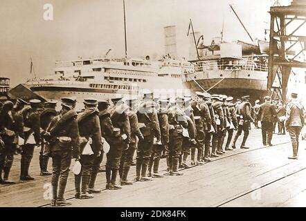 Am 14. August 1914 verließ die britische Expeditionary Force Großbritannien (50000 Infanterie, Artillerie und 5 Kavallerie-Brigaden). Die British Expeditionary Force (BEF) war die sechsdivision britische Armee, die während des Ersten Weltkriegs an die Westfront geschickt wurde. Die Planung für eine britische Expeditionstruppe begann mit den Haldane-Reformen von 1906-1912.der Begriff bezieht sich häufig nur auf die vor dem Ende der ersten Schlacht von Ypern am 22. November 1914 in Frankreich anwesenden Streitkräfte Stockfoto