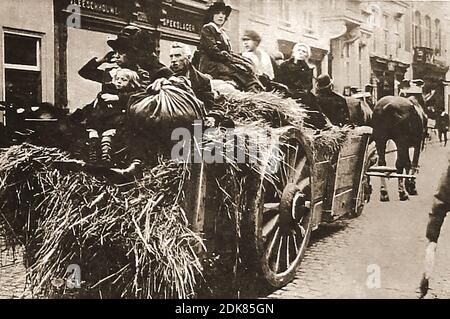 1. Weltkrieg 1914 - Belgische Flüchtlinge, die mit einem alten Heuwagen vor den heranrückenden Nazis flüchten und ihre aufheblichsten Besitztümer in gefesselte Stoffsäcke einwickeln. Deutschland fiel am 4. August 1914 in Belgien ein, nachdem die belgischen Behörden ihnen auf ihrem Weg nach Paris die freie Durchreise durch Belgien verwehrt hatten. Tausende belgische Untertanen flohen nach Großbritannien und viele ihrer Bürger schlossen sich der britischen Armee an. 25,000 verwundete belgische Soldaten revalesced in Britain nach Kämpfen an der Front. Stockfoto