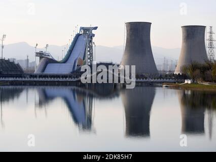 Peking, China. November 2019. Das Foto vom 26. November 2019 zeigt die Gesamtansicht des Big Air Shougang, einem Austragungsort der Olympischen Winterspiele 2022 in Peking, der Hauptstadt Chinas. Quelle: Zhang Chenlin/Xinhua/Alamy Live News Stockfoto