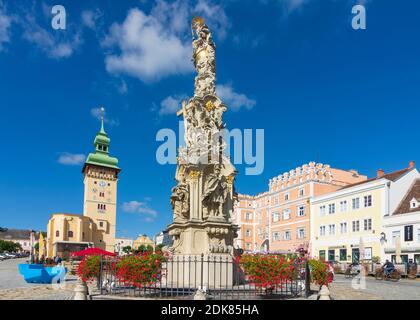 Retz, Hauptplatz mit Dreifaltigkeitssäule, Rathaus, Verderberhaus (rechts) in Weinviertel, Niederösterreich, Niederösterreich, Österreich Stockfoto