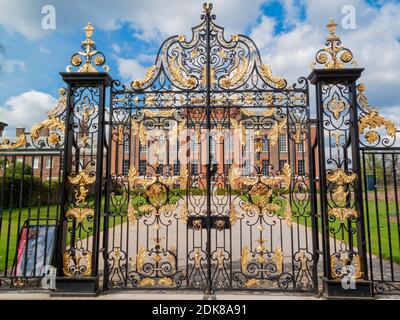 London, Großbritannien, 11. April 2010 : Kensington Palace Tore in Kensington Gardens, die von Sir Christopher Wren für William III im Jahr 1689 entworfen wurden und ist Stockfoto