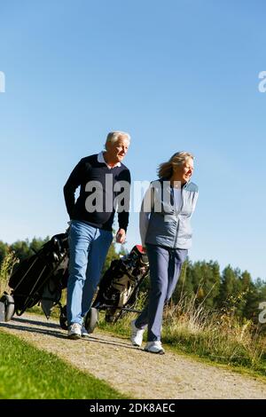 Älteres Paar auf Golfplatz Stockfoto